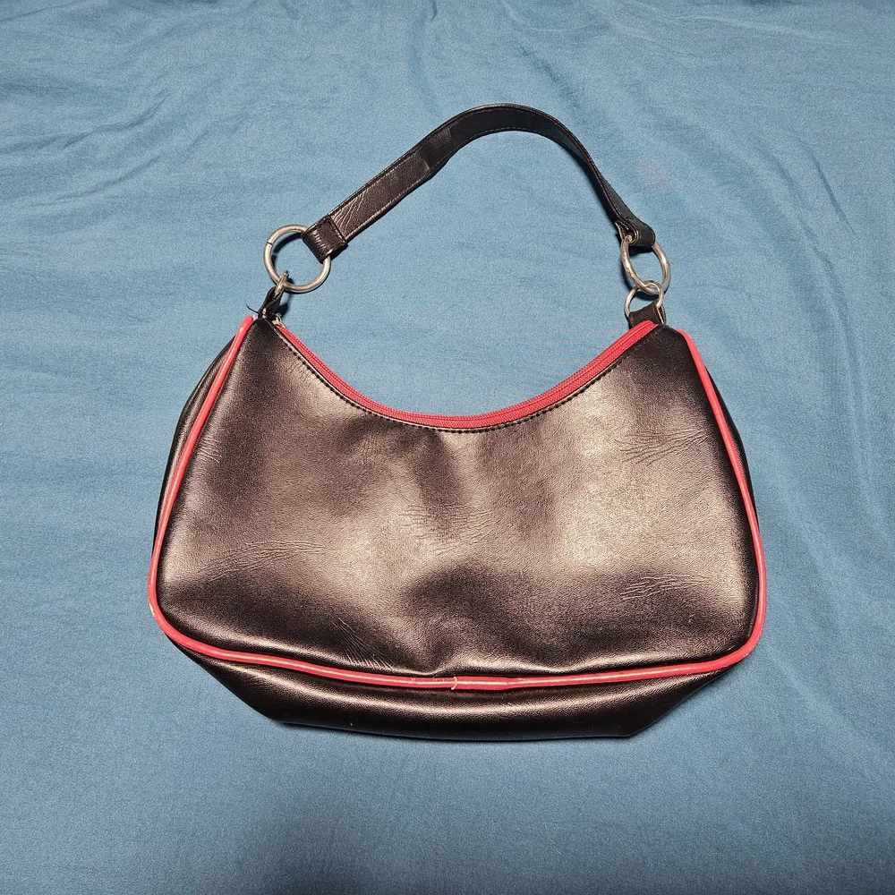 Sourpuss Black and Red Leather Hearse Shoulder Bag - Picture 3 of 9